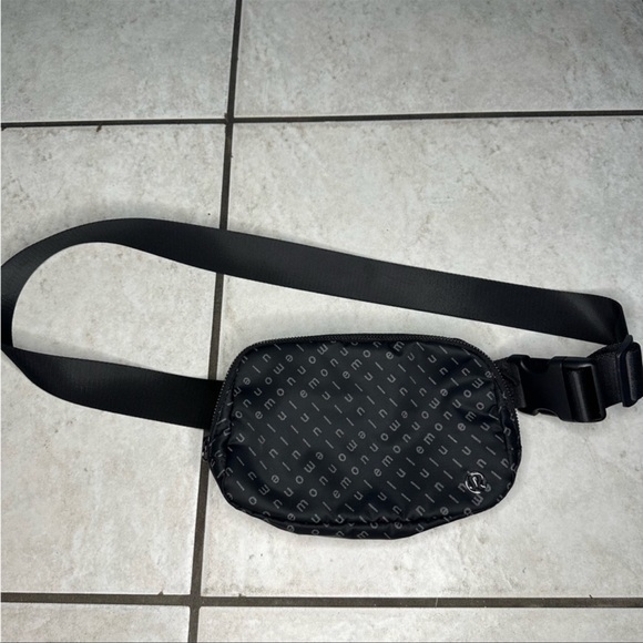 Lululemon Motif Mirrorify Reflective Everwhere Belt Bag - Picture 2 of 8